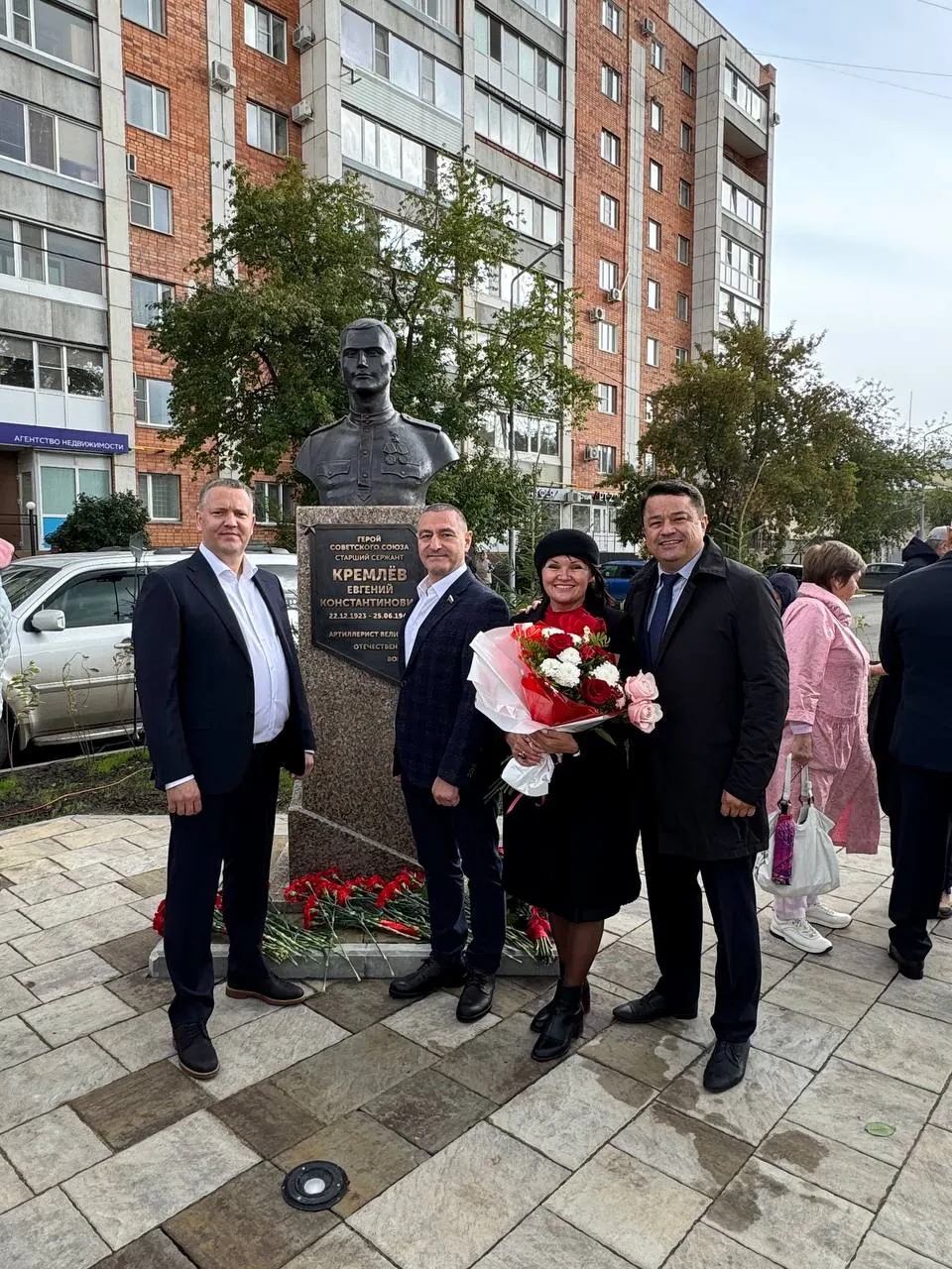 Фотоотчет, как прошло открытие нового сквера и памятника Герою Советского Союза Евгению Кремлёву 📸